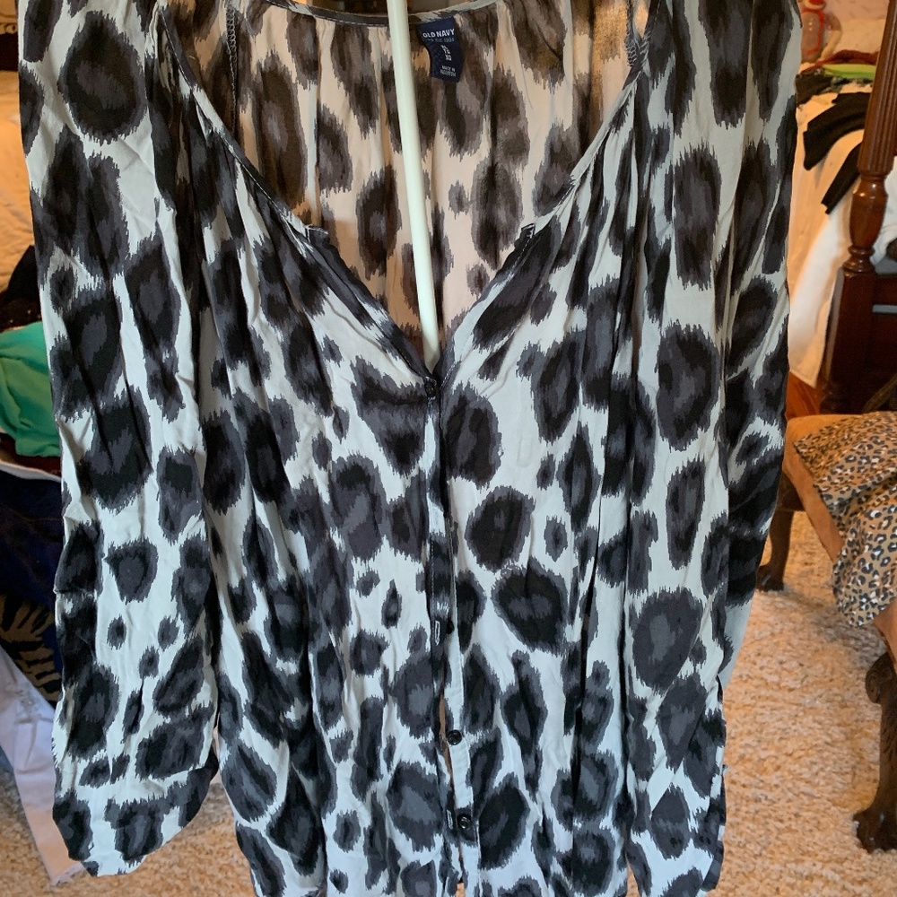 Old navy flowy‎ animal print blouse. Never worn